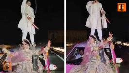 चलती कार पर दूल्हा तलवार लहराते, दुल्हन बोनट पर करती रही डांस
								